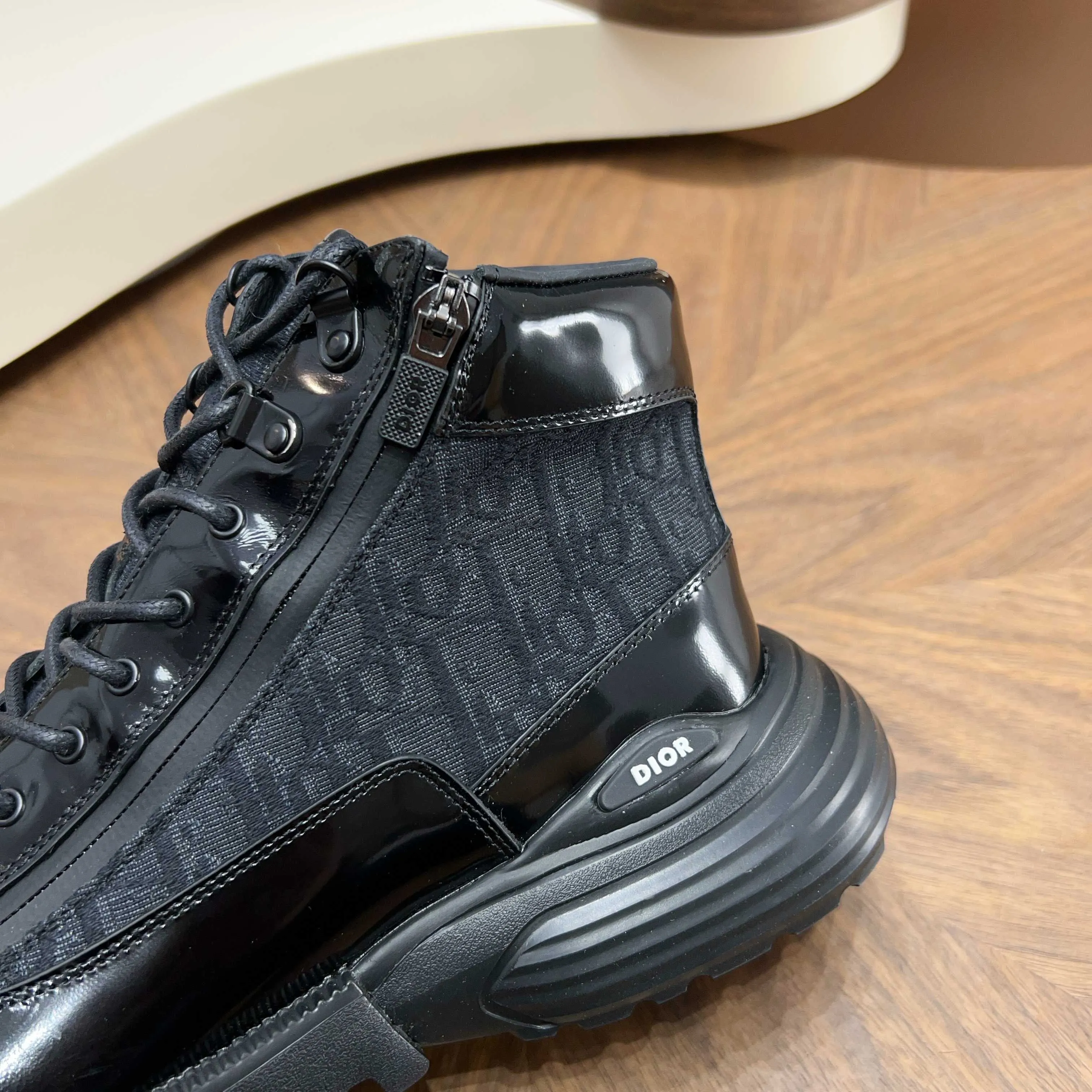 💰860 Dio* - Dior's autumn and winter luxury men's mid-top short boots, purely handmade, both inside and outside are imported first-layer cowhide, high-end quality and exquisite craftsmanship. Original TPU combination outsole. Wear a noble gentleman's taste. The best last type has been carefully debugged. 100% comfort. Size: 38-44 (38-45 can be customized)